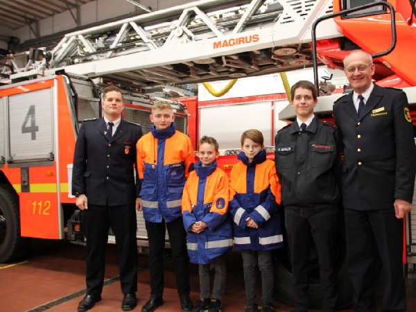 Foto: von links: Jugendwart Lars Brühl, Leon Klages, Jannis Richardt, Robin Follert, Sven Schulze, Wehrführer Ralf Schmitz Foto: von links: Jugendwart Lars Brühl, Leon Klages, Jannis Richardt, Robin Follert, Sven Schulze, Wehrführer Ralf Schmitz